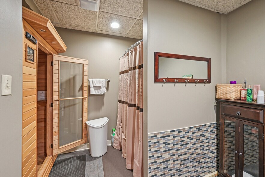 More Photos Of 56 N Franklin St, Delaware Freestanding For Sale