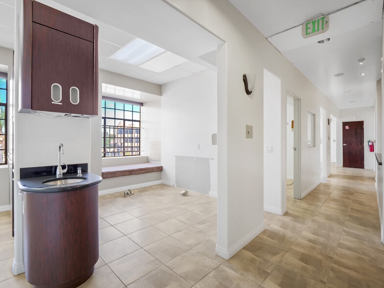 More Photos Of 19100 Ventura Blvd, Tarzana Storefront Retail Office For Sale