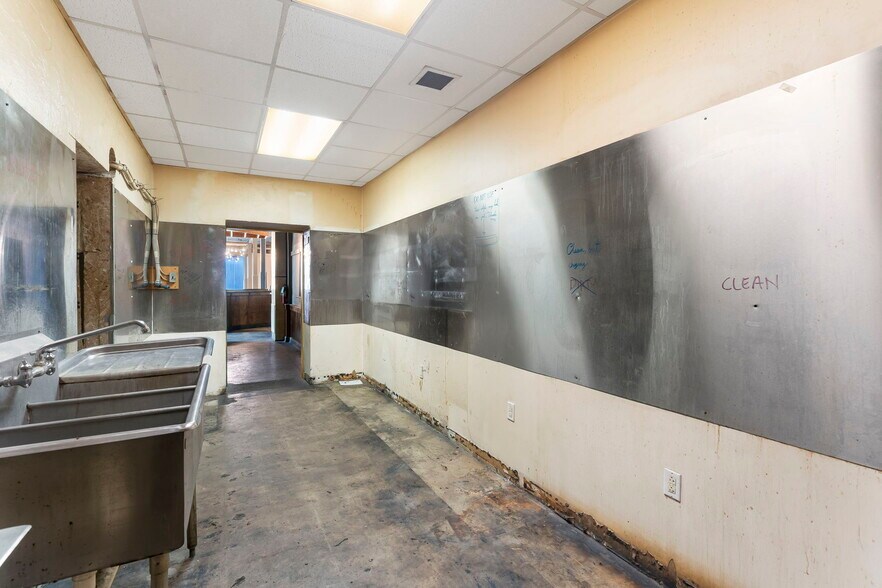 More Photos Of 408 W Walnut St, Springfield Storefront Retail Residential For Lease