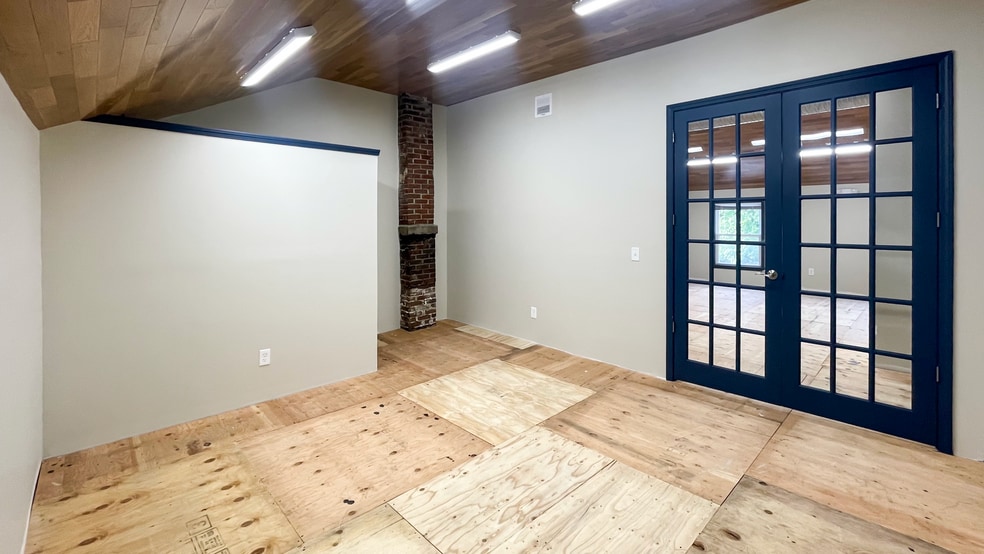 More Photos Of 554 Main St, Oakville Storefront Retail Office For Lease