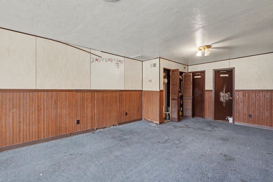 More Photos Of 9420-9424 MO-100, New Haven General Retail For Sale