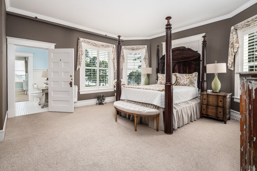 More Photos Of 738 E Main St, Belhaven Hotel For Sale