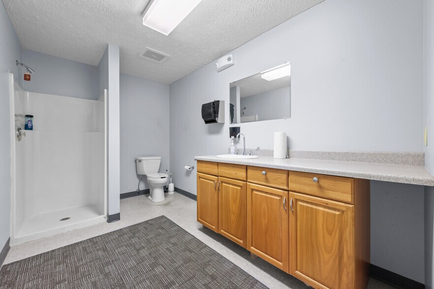 More Photos Of 16172 Imperial Pky, Strongsville Service For Sale