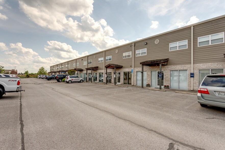 More Photos Of 4922 Port Royal Rd, Spring Hill Showroom For Lease