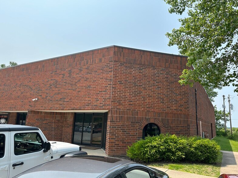 More Photos Of 251-253 Chesterfield Industrial Blvd, Chesterfield Warehouse For Sale
