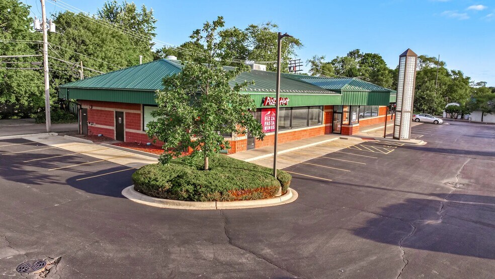 More Photos Of 3242 Sheridan Rd, Zion Freestanding For Lease