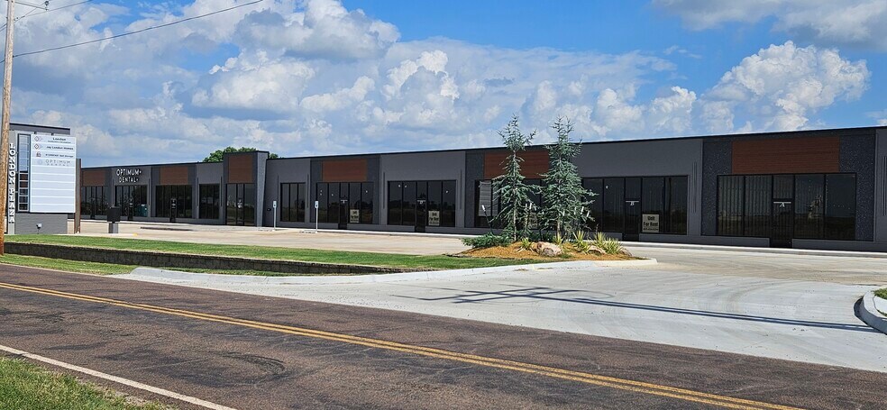 More Photos Of 550 NE 24th St, Newcastle General Retail For Lease