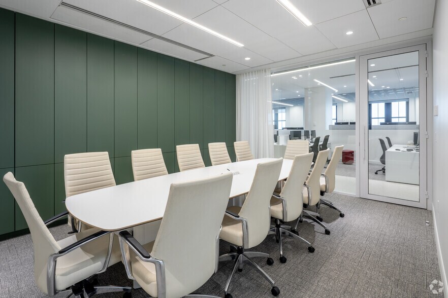 More Photos Of 360 Rue Saint-Jacques, Montréal Office For Lease