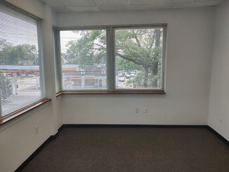 More Photos Of 240 Plandome Rd, Manhasset Office For Lease