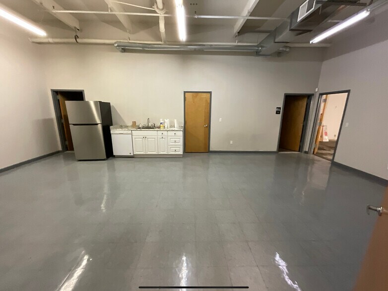 More Photos Of 100 Central Ave, Farmingdale Manufacturing For Lease
