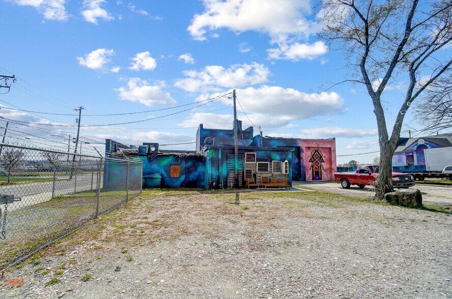 More Photos Of 1725 N Tryon St N, Charlotte Freestanding For Sale