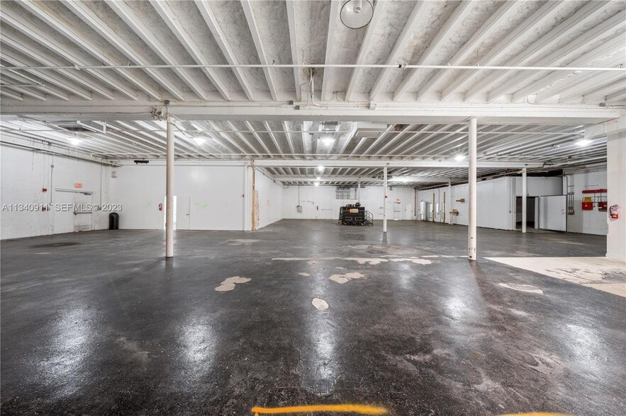 More Photos Of 2585 NW 21st Ter, Miami Warehouse For Lease