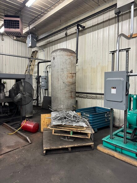 More Photos Of 623 Circle Dr, Iron Mountain Industrial For Sale