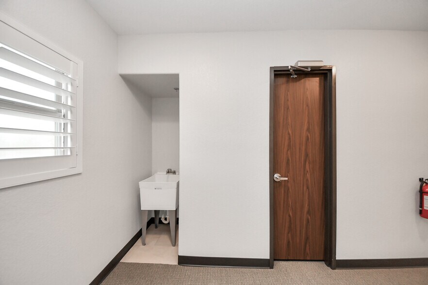 More Photos Of 6536 Greatwood Pky, Sugar Land Office For Sale