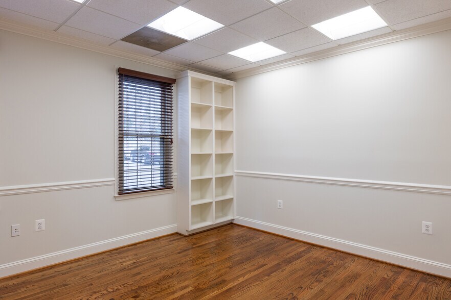 More Photos Of 10470-10476 Armstrong St, Fairfax Medical For Sale