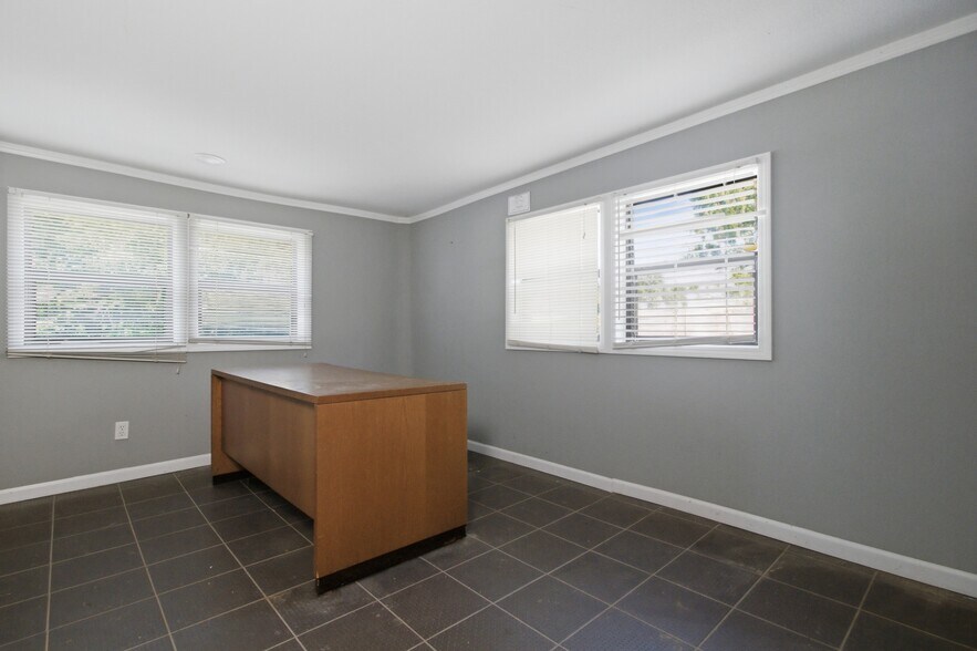 More Photos Of 902 S Hill St, West Plains Office For Sale