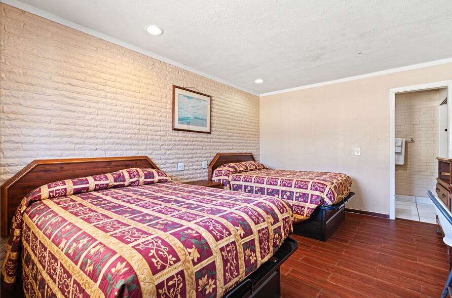 More Photos Of 1907 Lamar Ave, Paris Hotel For Sale