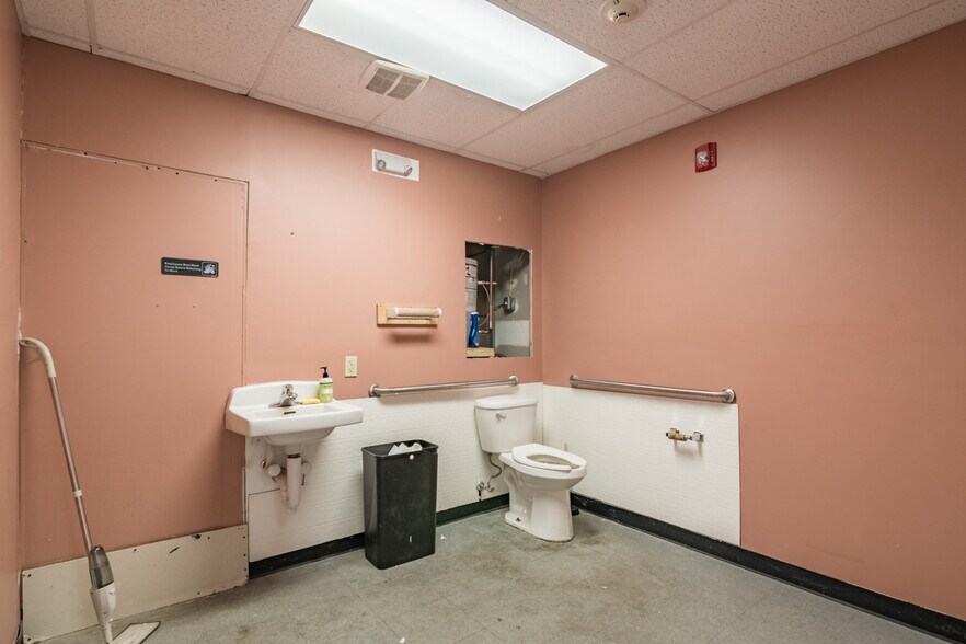 More Photos Of 167-169 Shaker Rd, East Longmeadow Veterinarian Kennel For Lease
