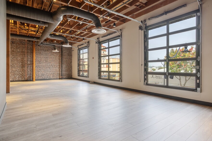 More Photos Of 215 W Main St, Visalia Restaurant For Lease