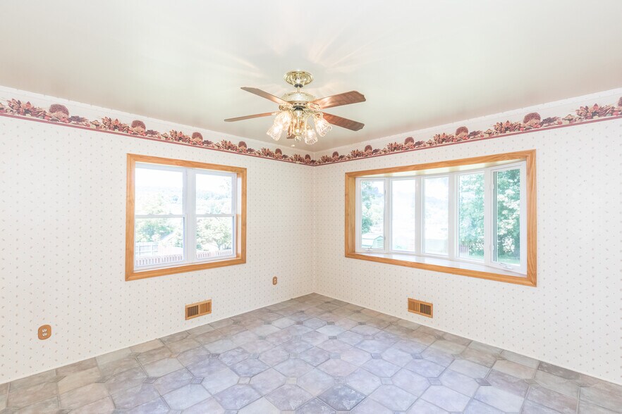 More Photos Of 131 Copenhaver St, Marion Shelter For Sale