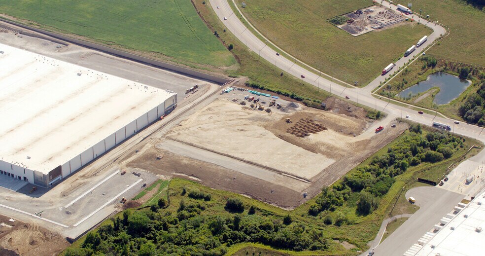 More Photos Of 689 Salem Rd N, Ajax Warehouse For Lease