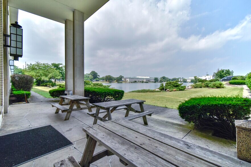 More Photos Of 2400 E Devon Ave, Des Plaines Loft Creative Space For Lease