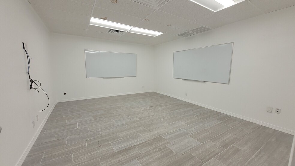 More Photos Of 8245 North Fwy, Houston Unknown For Lease