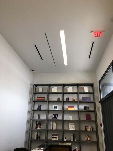 More Photos Of 219 N Elizabeth St, Chicago Showroom For Sale