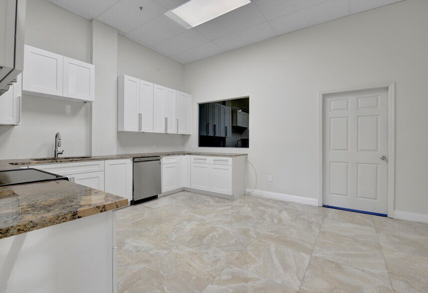 More Photos Of 901 Central Florida Pky, Orlando Warehouse For Lease