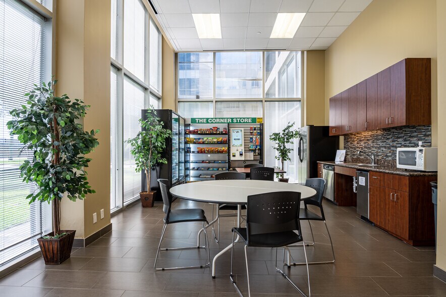 More Photos Of 25025 N I-45 Fwy, The Woodlands Office For Lease