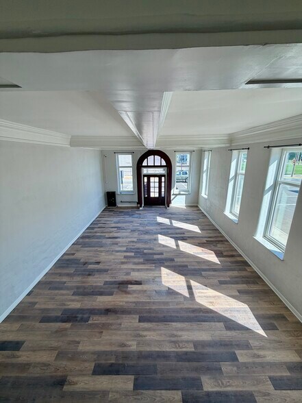 More Photos Of 101 E Main St, Blanchester Loft Creative Space For Lease