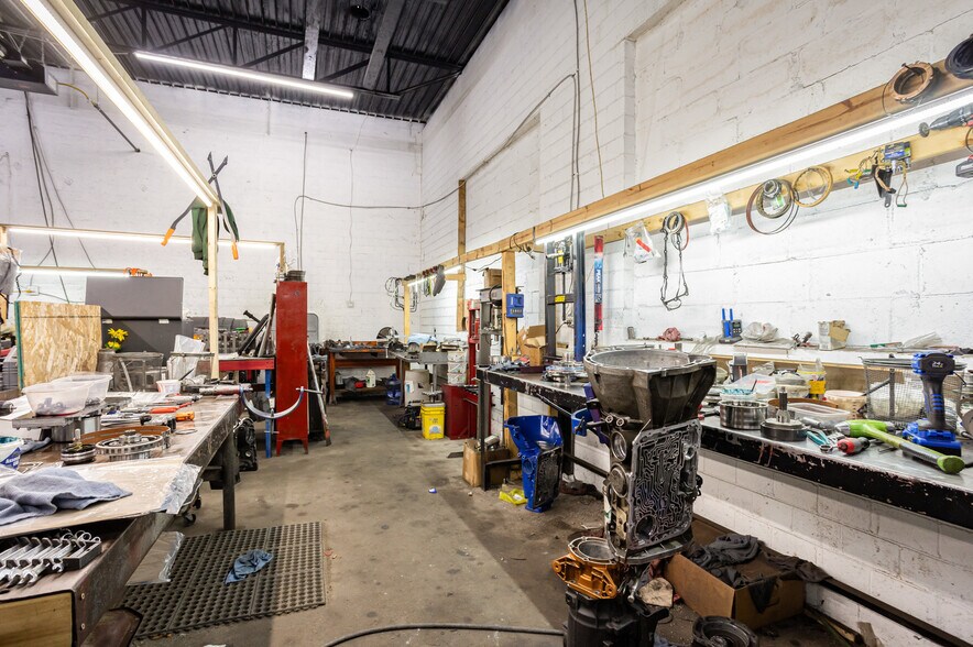 More Photos Of 1322 E Genesee Ave, Saginaw Showroom For Sale