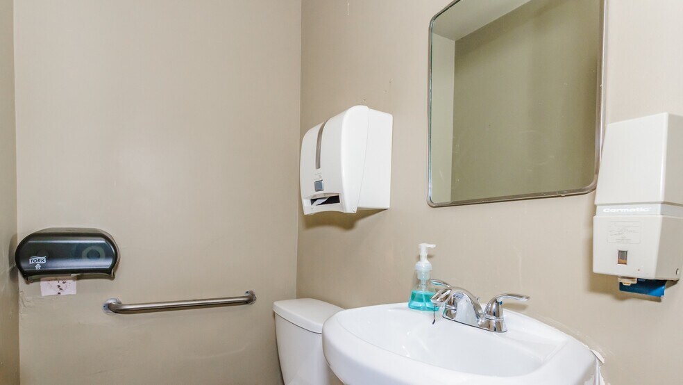 More Photos Of 6039 W Belmont Ave, Chicago Medical For Lease
