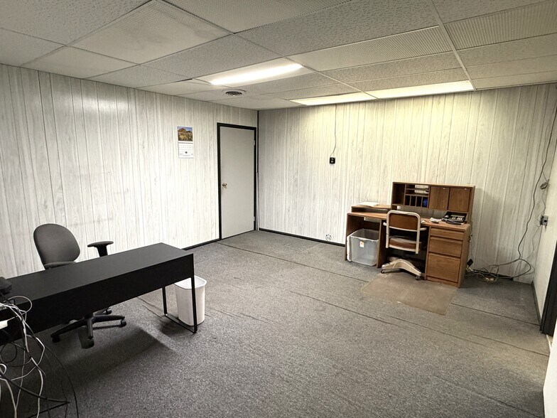 More Photos Of 1921 Broadway, Rockford General Retail For Sale