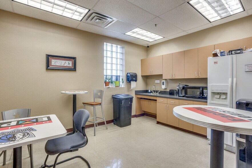 More Photos Of 3500 Noble Ave, Fort Worth Flex For Lease
