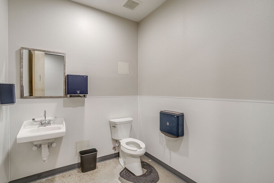 More Photos Of 1510 Markum Ranch Rd, Fort Worth Warehouse For Lease