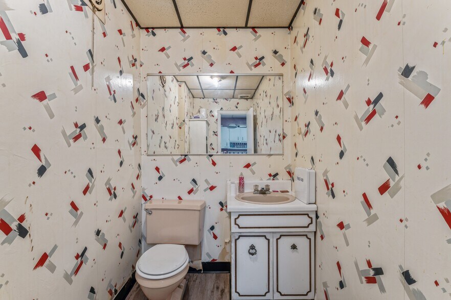 More Photos Of 917 Hempstead Tpke, Franklin Square Storefront For Sale