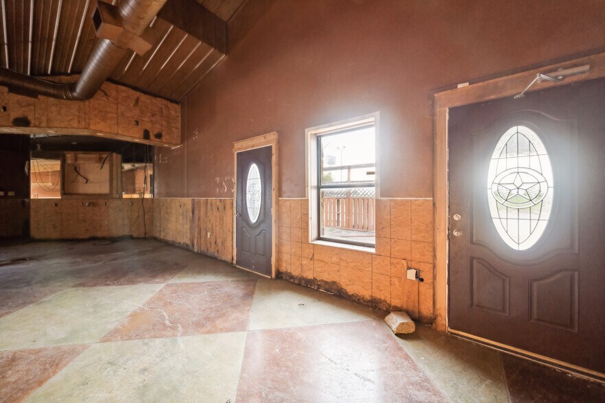 More Photos Of 410 S Interstate 35, Pearsall Storefront Retail Office For Lease