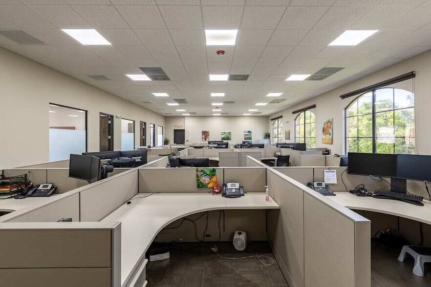 More Photos Of 422 NE 2nd Pl, Cape Coral Office For Lease