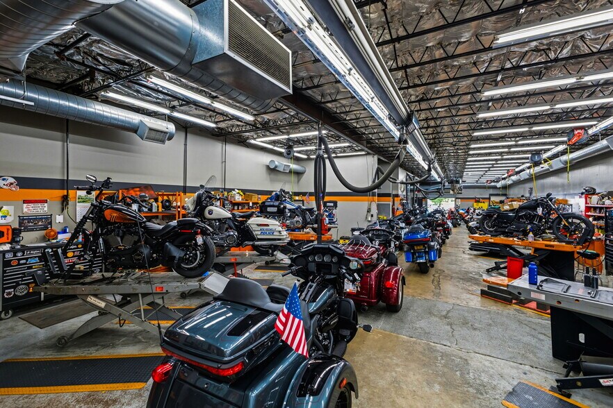 More Photos Of 8 Industrial Ln, New Rochelle Auto Dealership For Lease