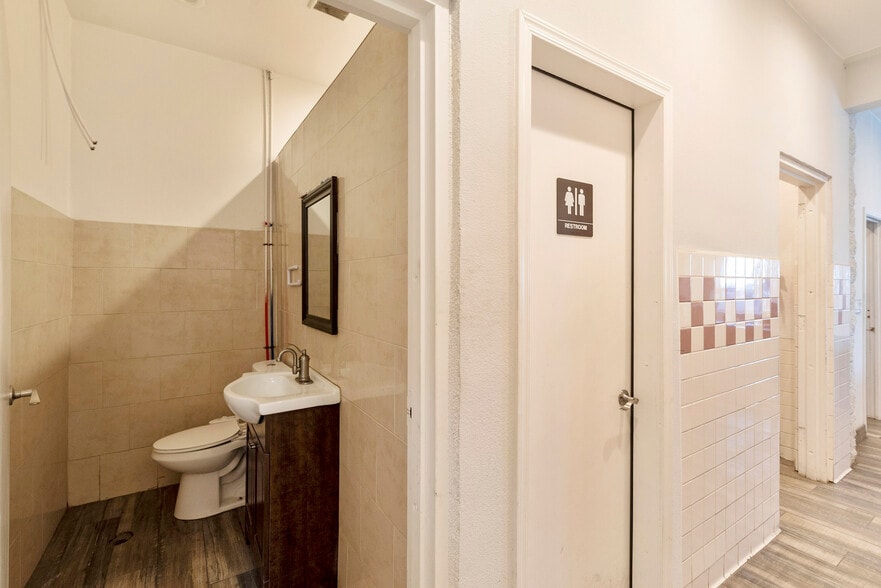 More Photos Of 507 E Broadway Rd, Phoenix Freestanding For Sale