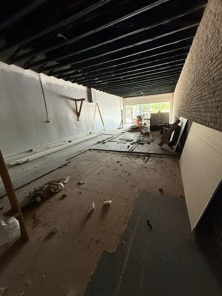 More Photos Of 430-436 W Commercial St, Springfield Storefront For Lease