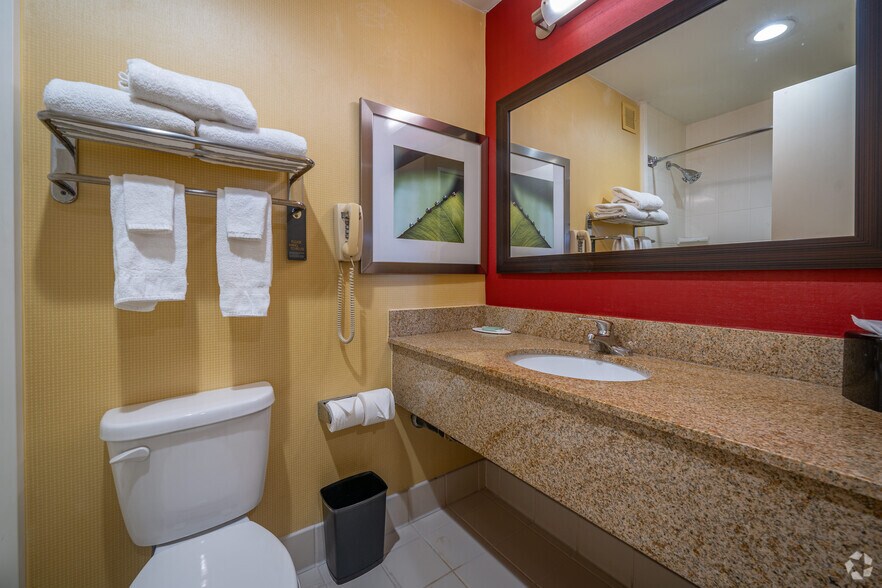 More Photos Of 2504 North Loop W, Houston Hotel For Sale