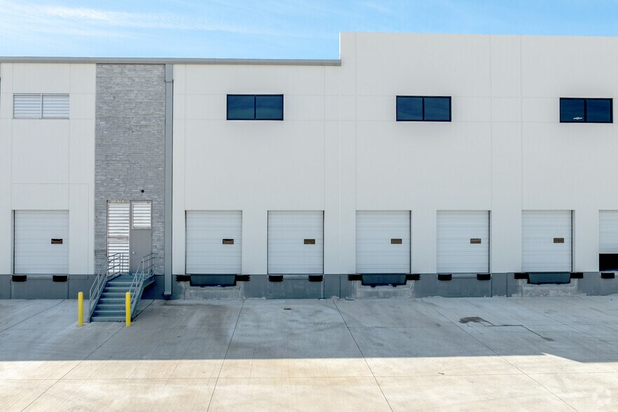 More Photos Of 1351 Corporate Xing, Rockwall Distribution For Lease