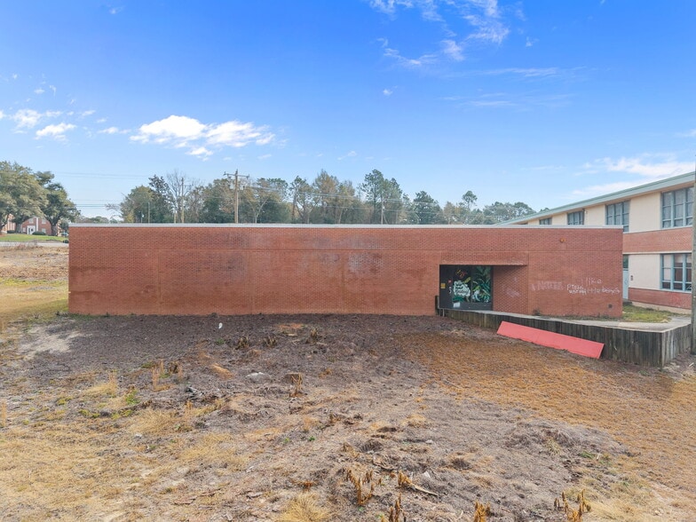 Primary Photo Of 711 N Chapin Rd, Aberdeen Flex For Sale