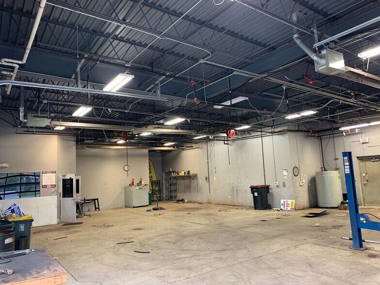 More Photos Of 313 S Schmale Rd, Carol Stream Freestanding For Lease