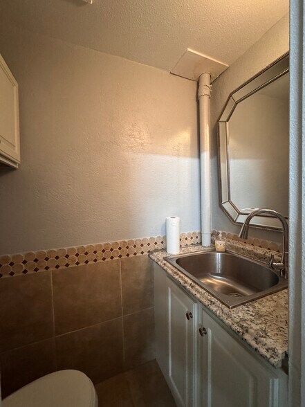 More Photos Of 1221 Overland Ave, Burley Storefront For Sale