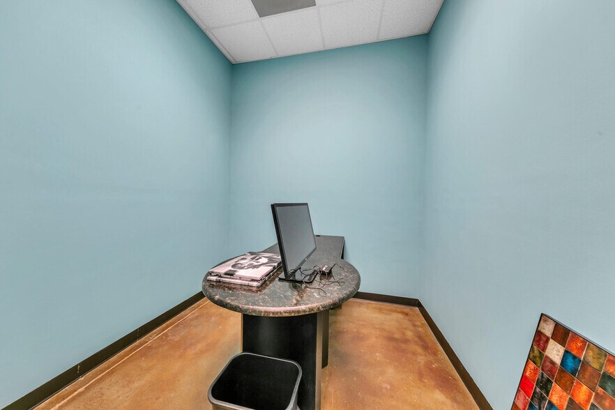 More Photos Of 2500 S Ferdon Blvd, Crestview Storefront For Lease