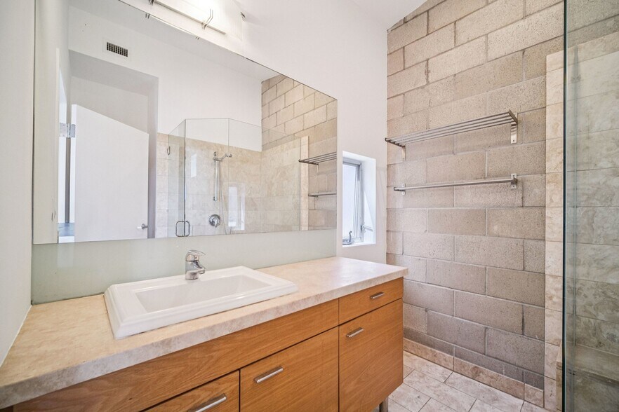 More Photos Of 717 N Highland Ave, Los Angeles Flex For Sale