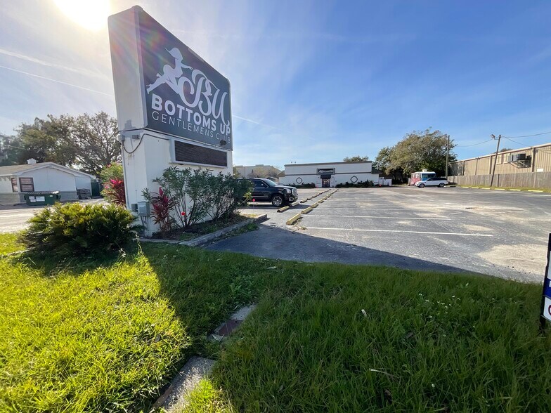 More Photos Of 8804 66th St N, Pinellas Park Bar For Lease